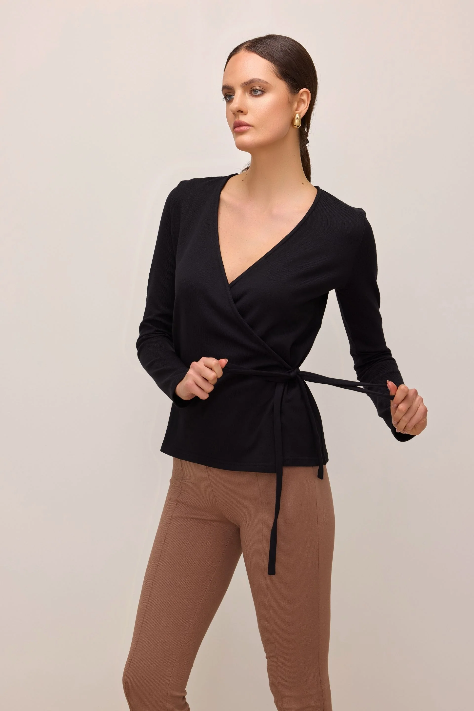 Kopertowy sweter czarny
