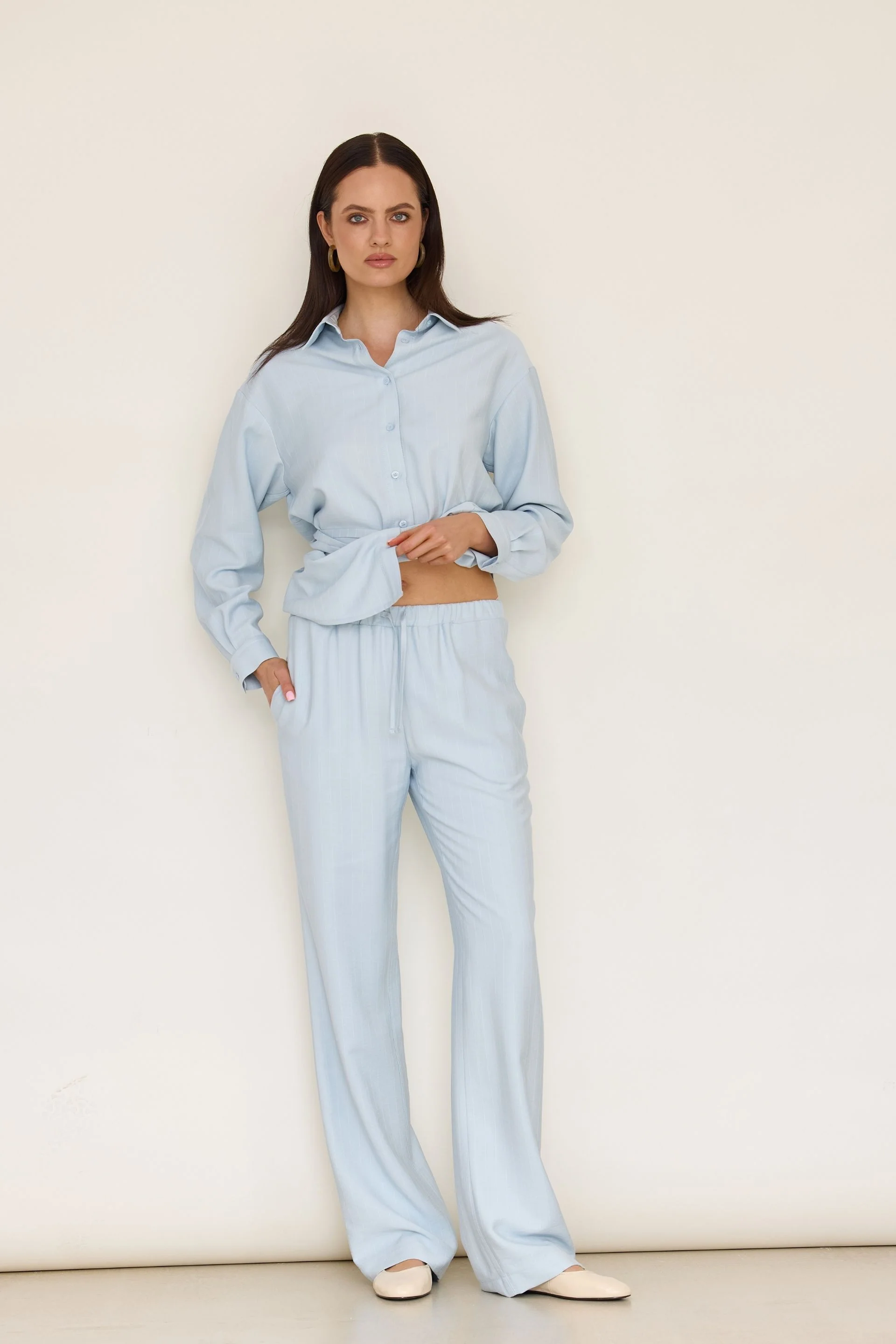 Spodnie na gumie w delikatne paski baby blue - Image 2